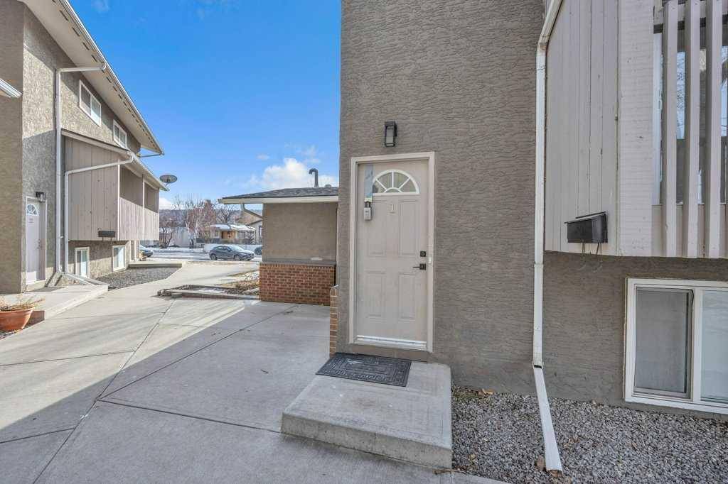 Calgary, AB t3b3p3,8112 36 AVE NW #1