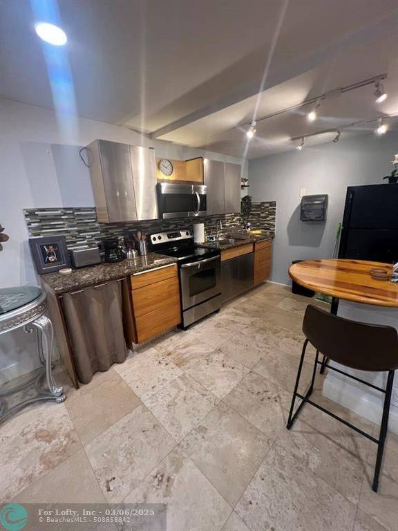 Pompano Beach, FL 33060,101 E Mcnab Rd  #328