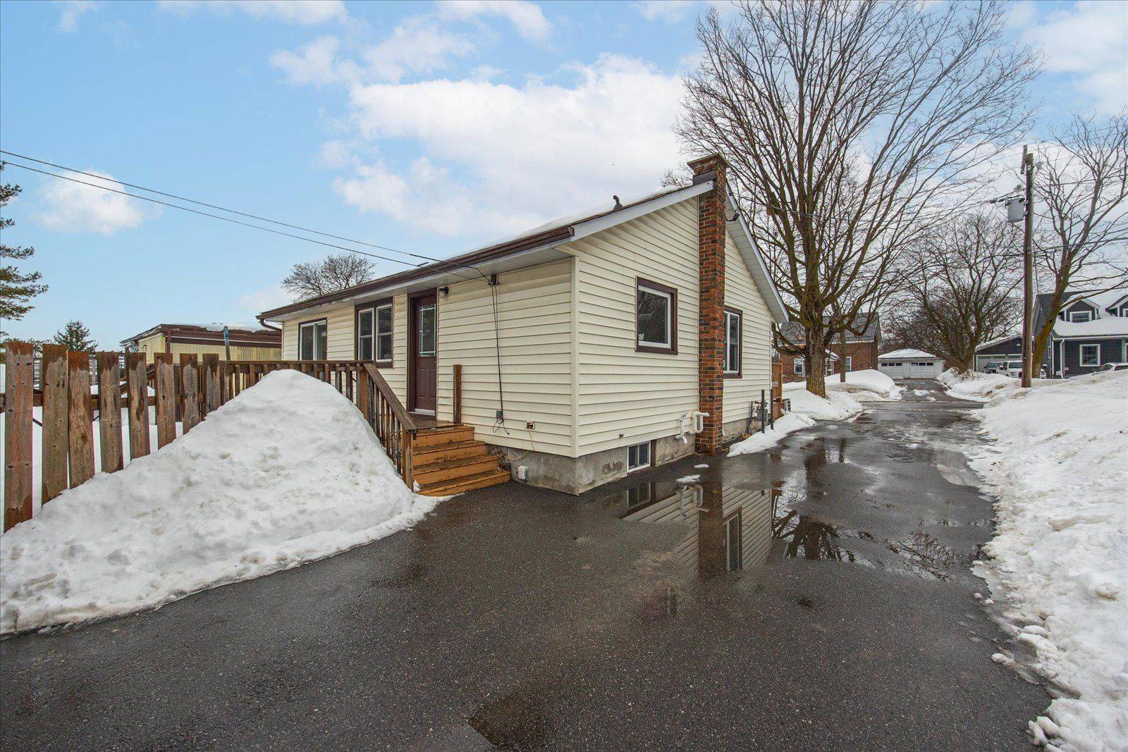 Kawartha Lakes, ON K9V 1B2,39 Riverview RD