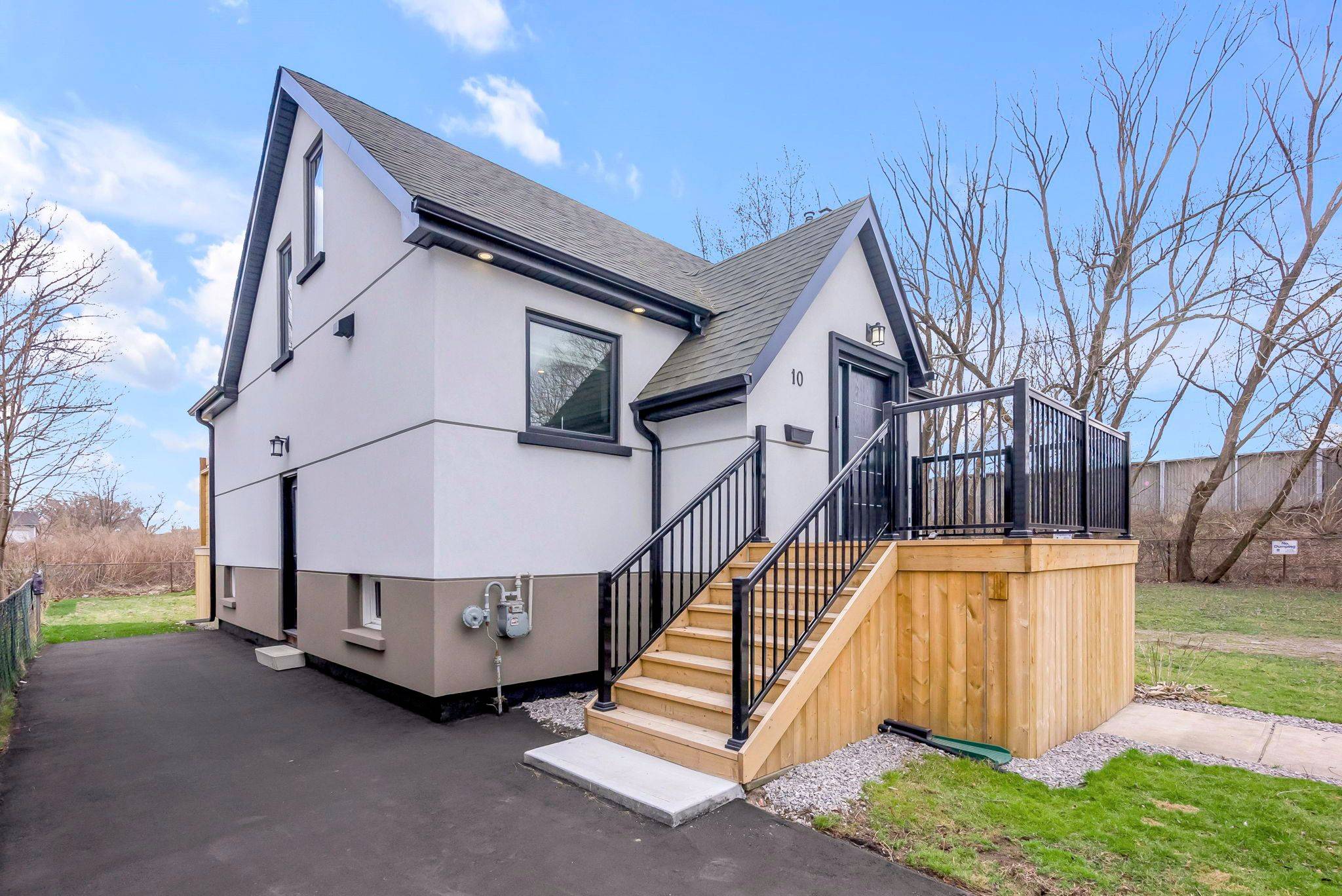 Hamilton, ON L8H 7B4,10 Bayside AVE
