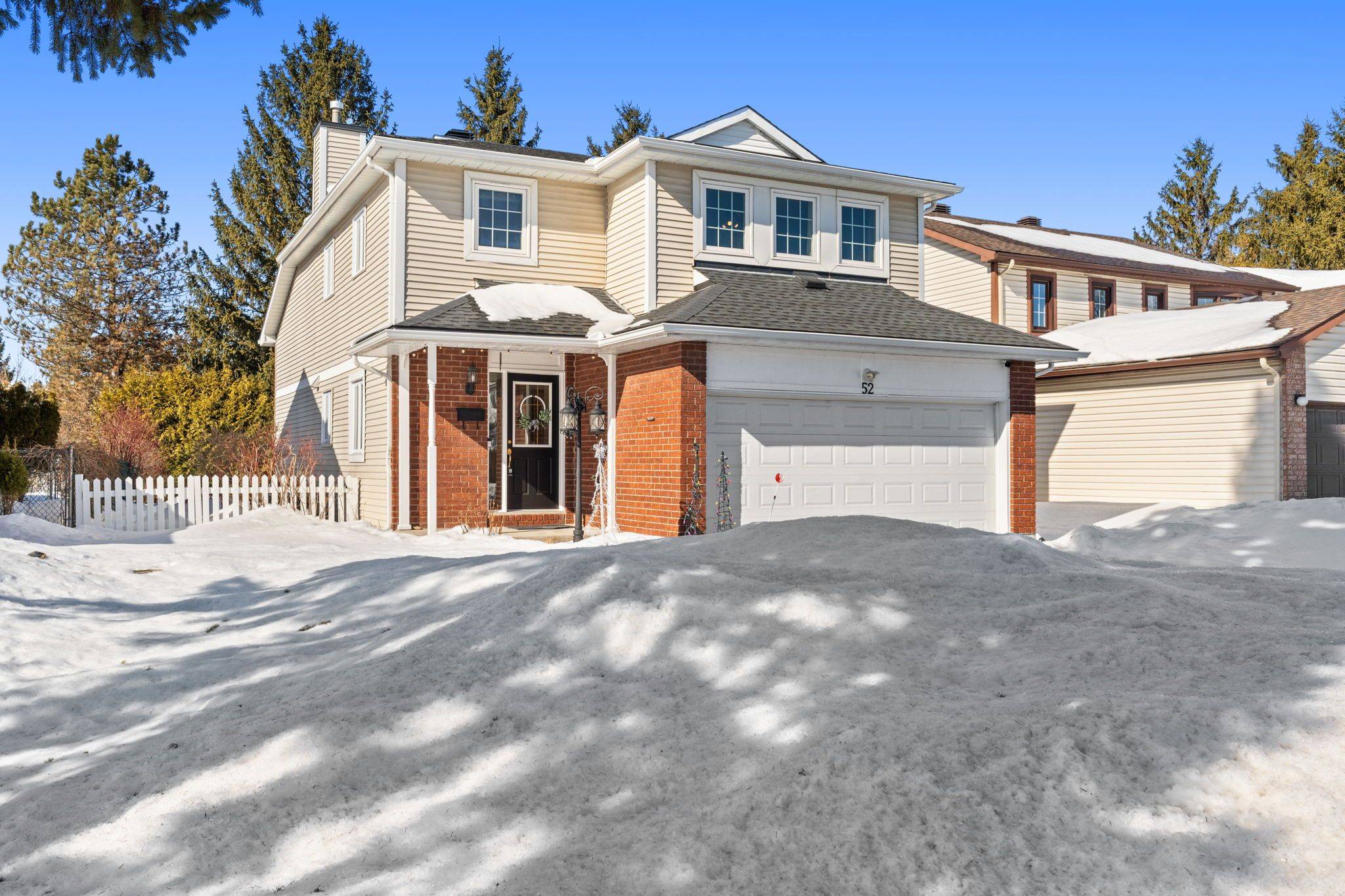 Barrhaven, ON K2J 2V5,52 Tartan DR