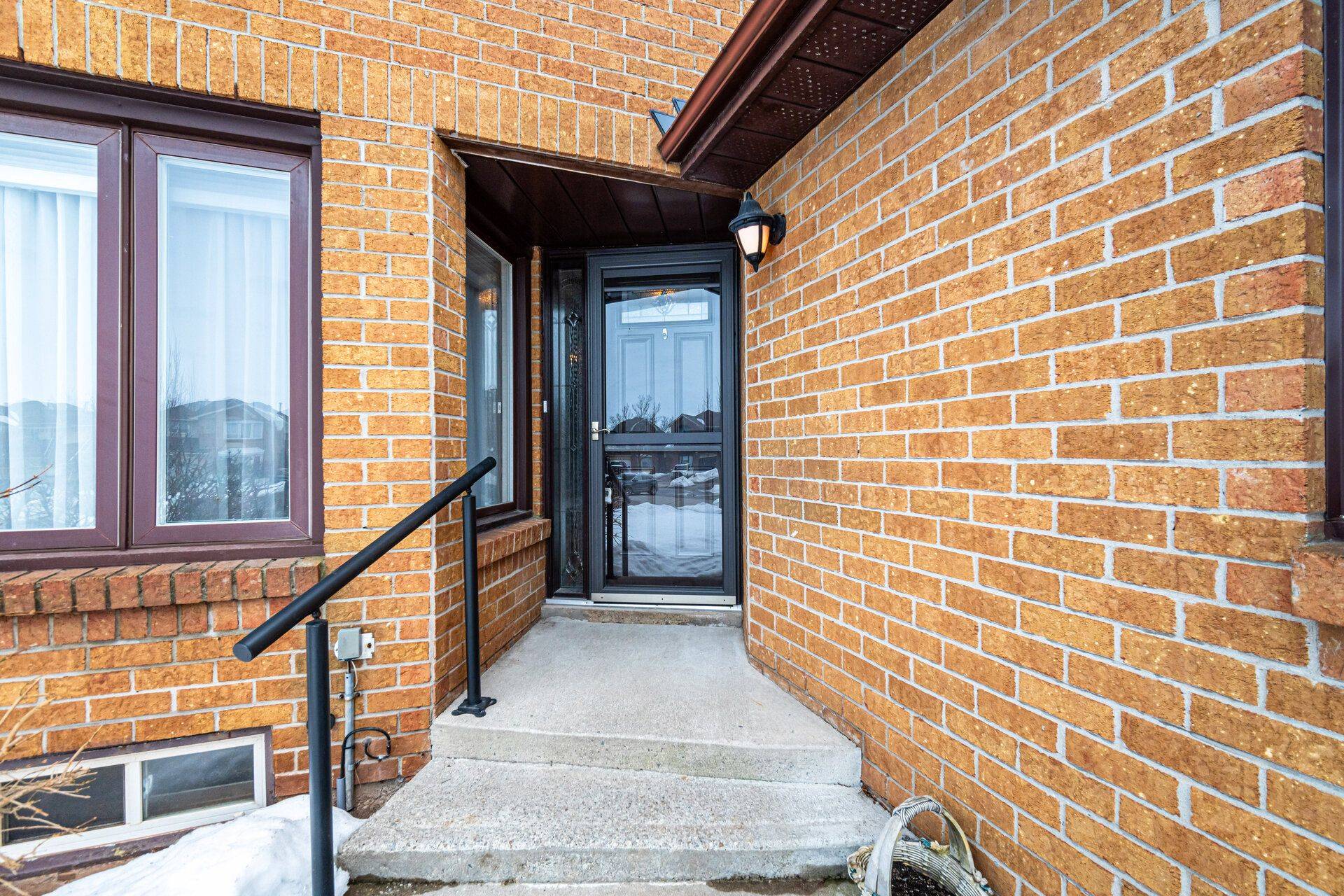 Oakville, ON L6M 2E9,526 Ridgewood CT