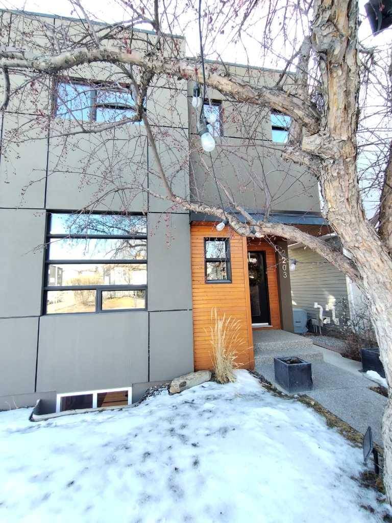 Calgary, AB T2T1X2,2203 32 AVE SW