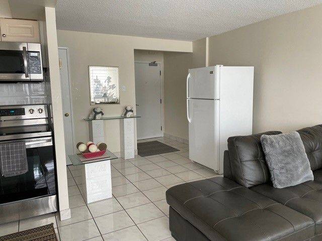 Mississauga, ON L5B 3Y8,25 Fairview RD W #1101Rm2