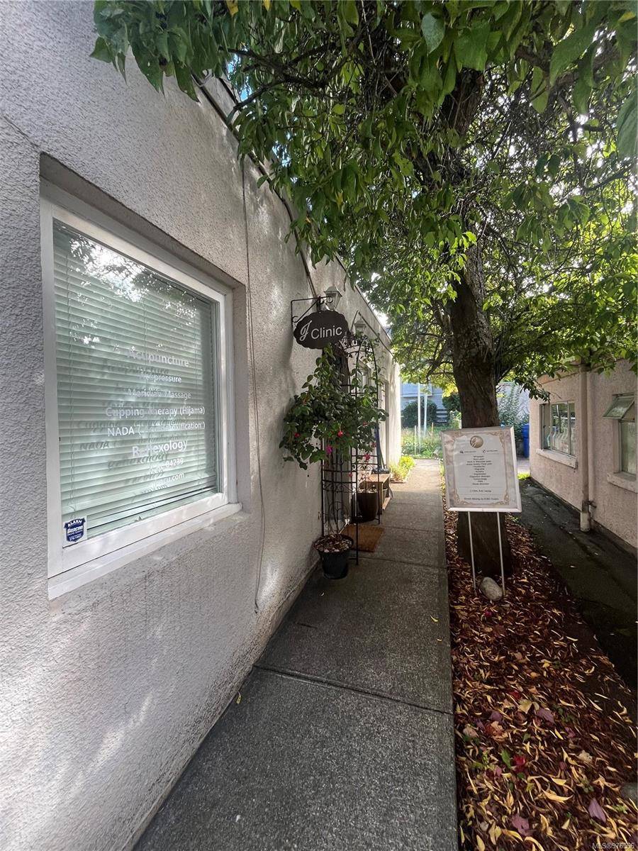 Oak Bay, BC V8R 1E5,2043 Oak Bay Ave