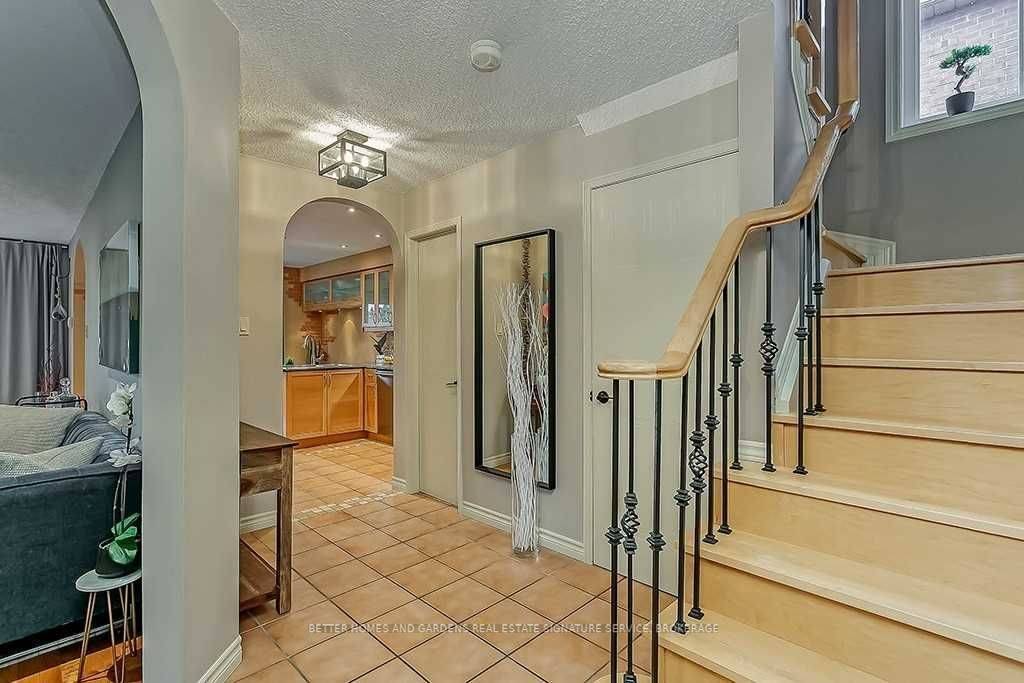 Mississauga, ON L5R 3M8,5555 Lockengate CT