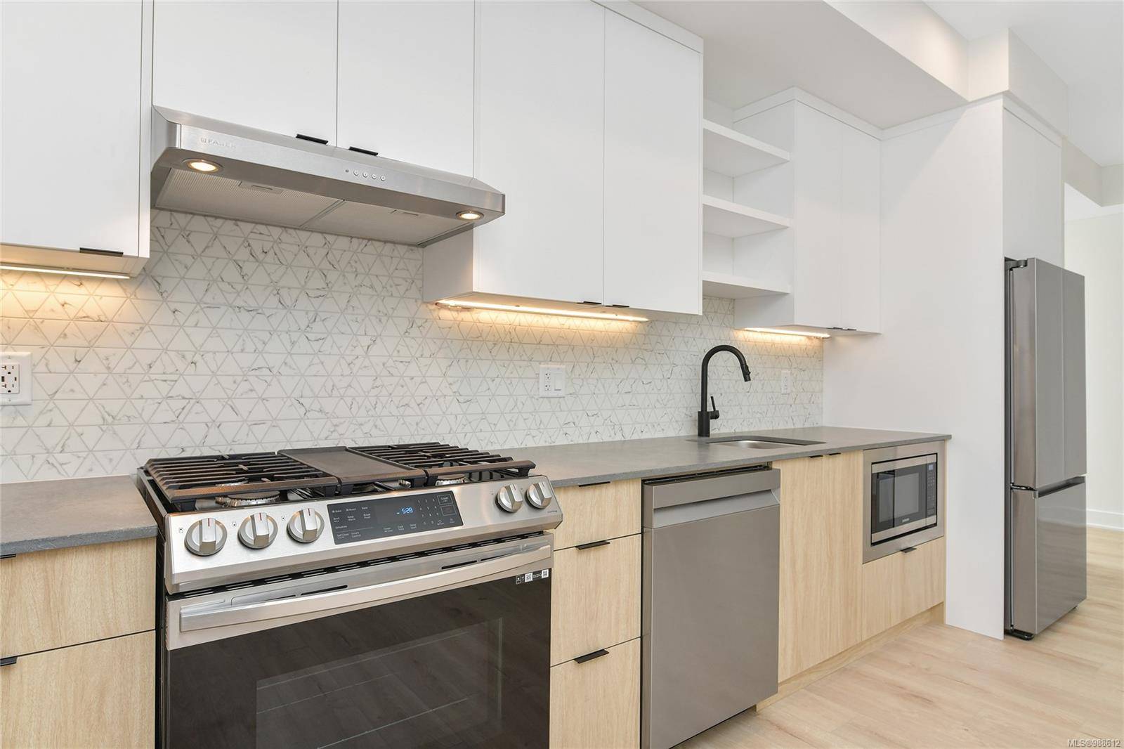 Langford, BC V9B 3R6,1114 Samar Cres #204