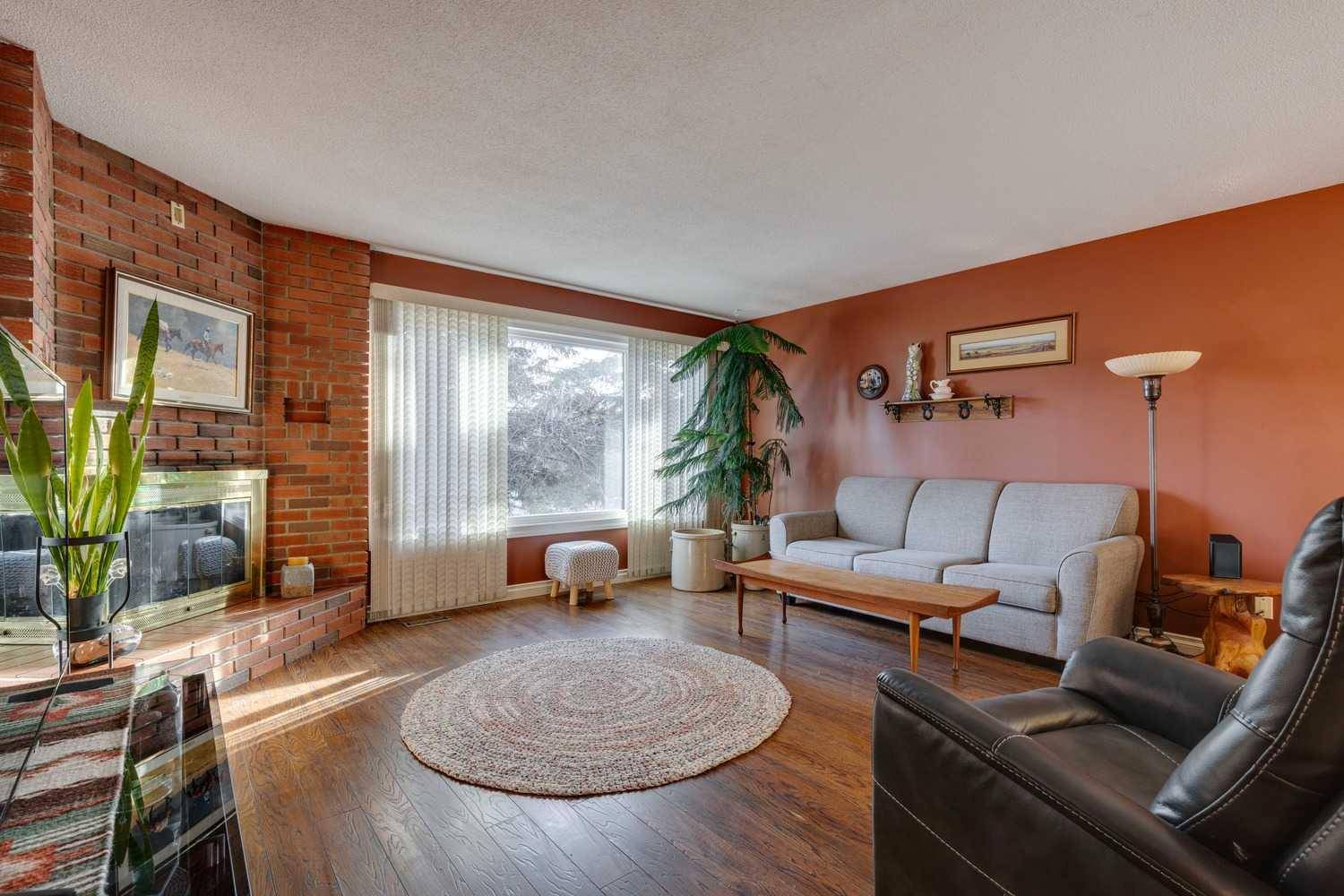 Calgary, AB T2K 2L4,4927 Norquay DR NW