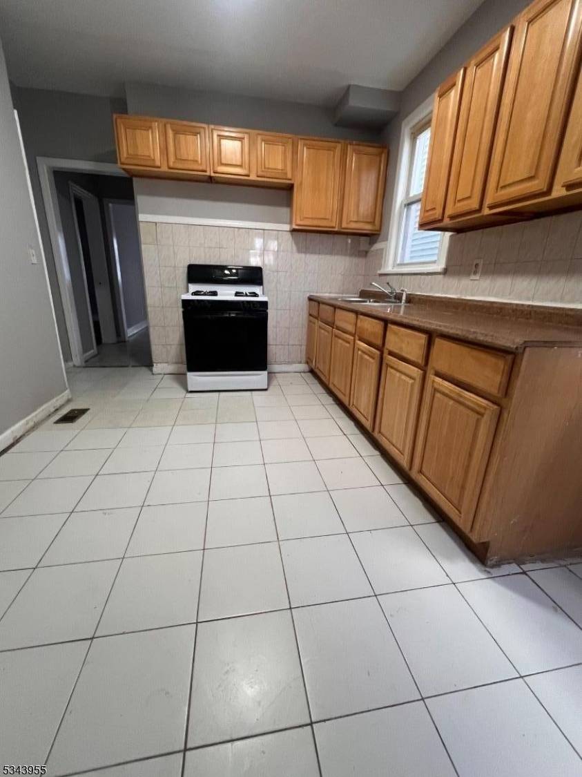 Elizabeth City, NJ 07201,555 Walnut St