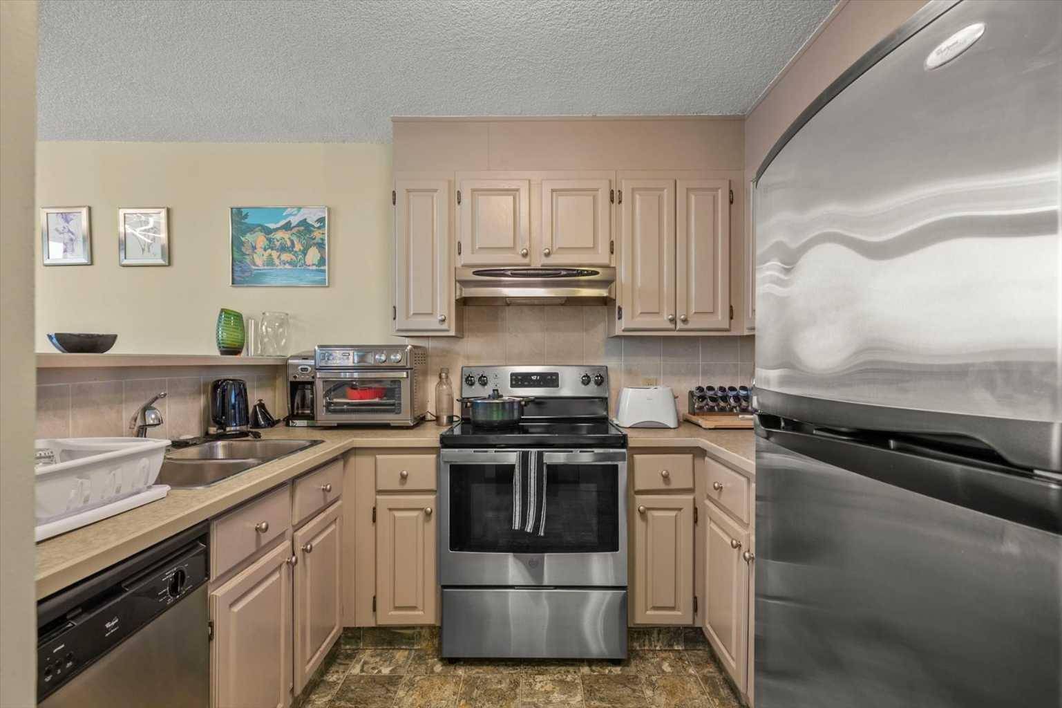 Calgary, AB T3C 3S2,1334 13 AVE SW #802