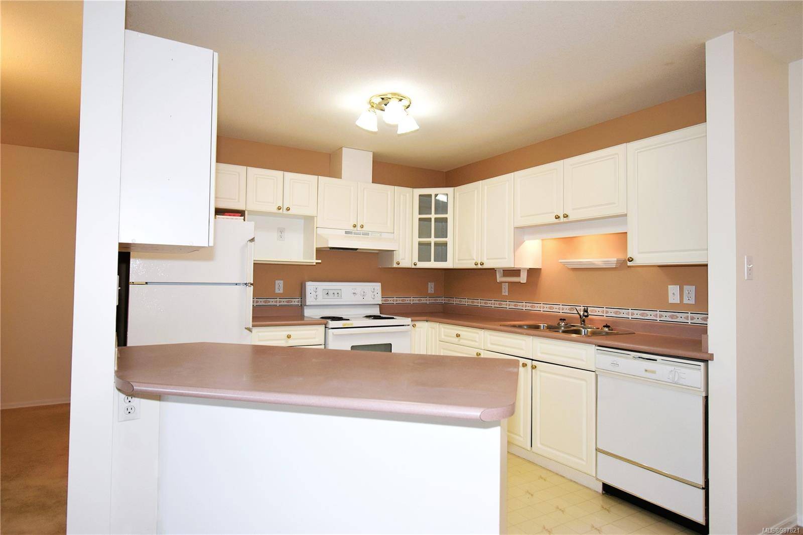 Comox, BC V9M 3M7,1970 Comox Ave #301