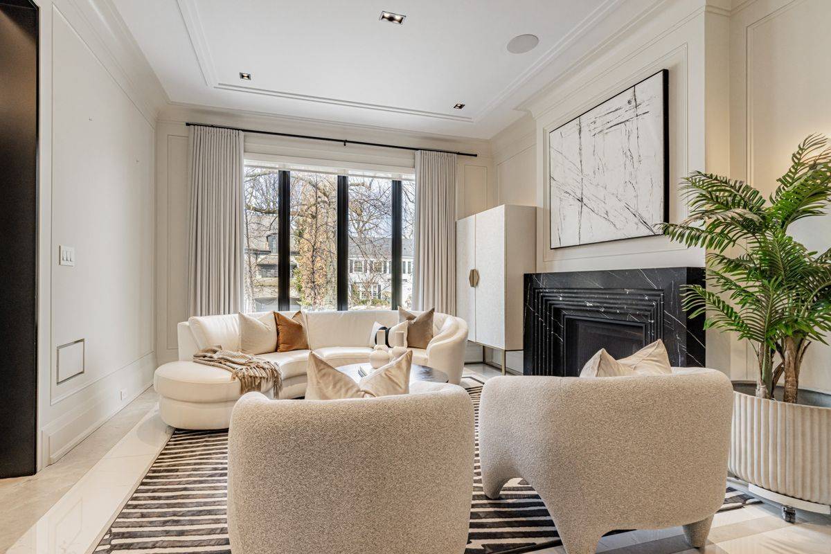 Toronto C04, ON M5N 1T5,227 Strathallan Wood