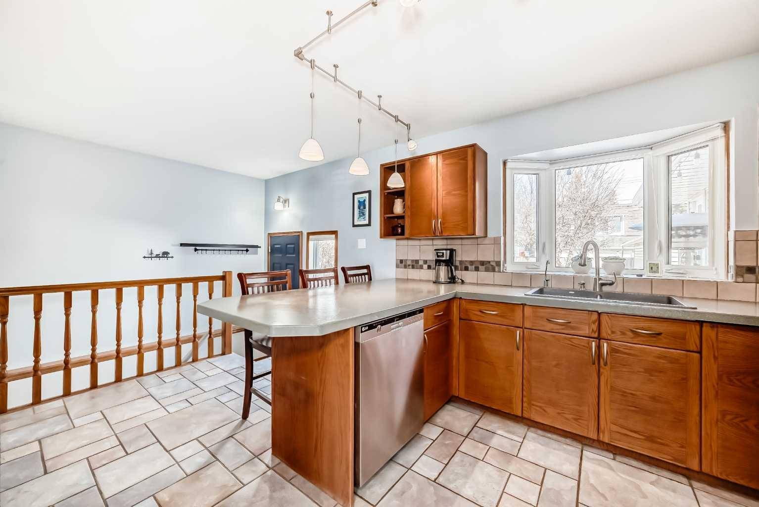 Calgary, AB T3C 3L3,4052 Worcester DR SW