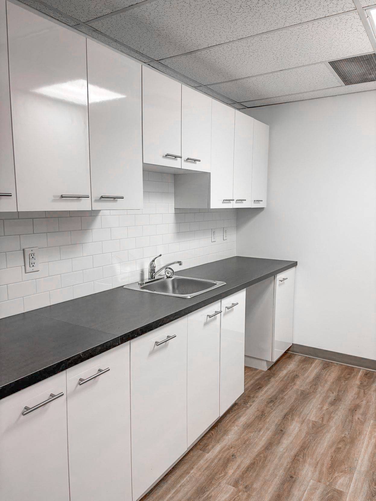 Toronto C08, ON M5B 1J3,2 Carlton ST #Mezzanine West
