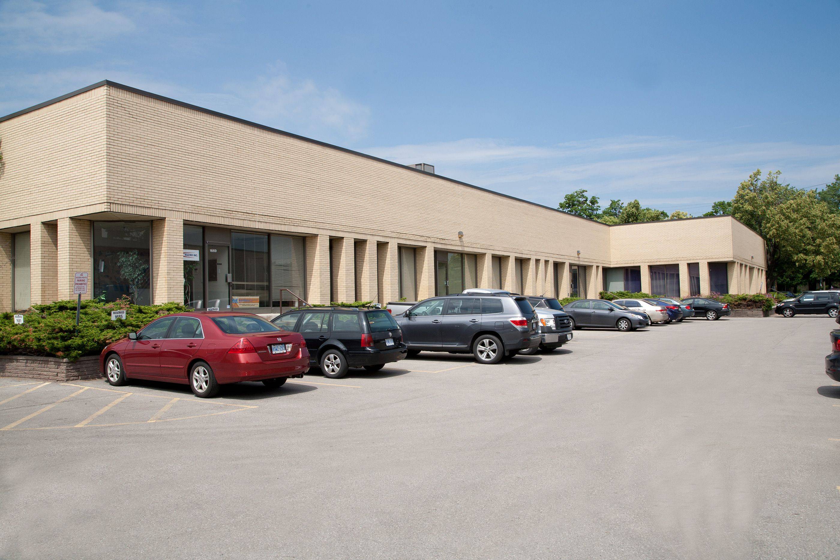 1701A Flint RD, Toronto W05, ON M3J 2W8