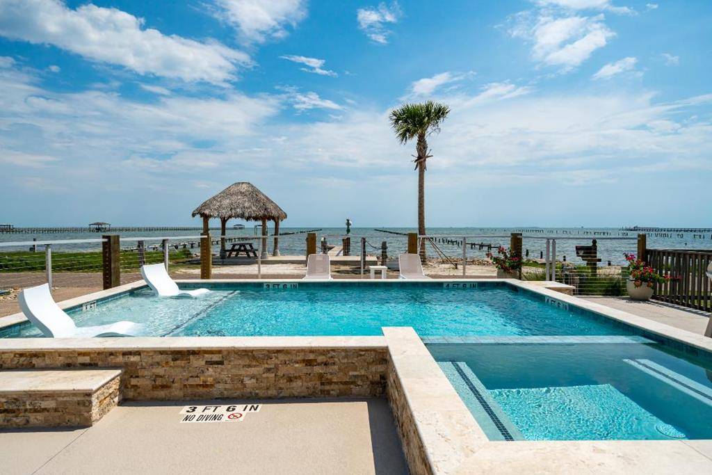 Rockport, TX 78382,1323 S Water St