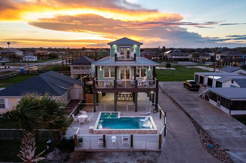 Rockport, TX 78382,1323 S Water St