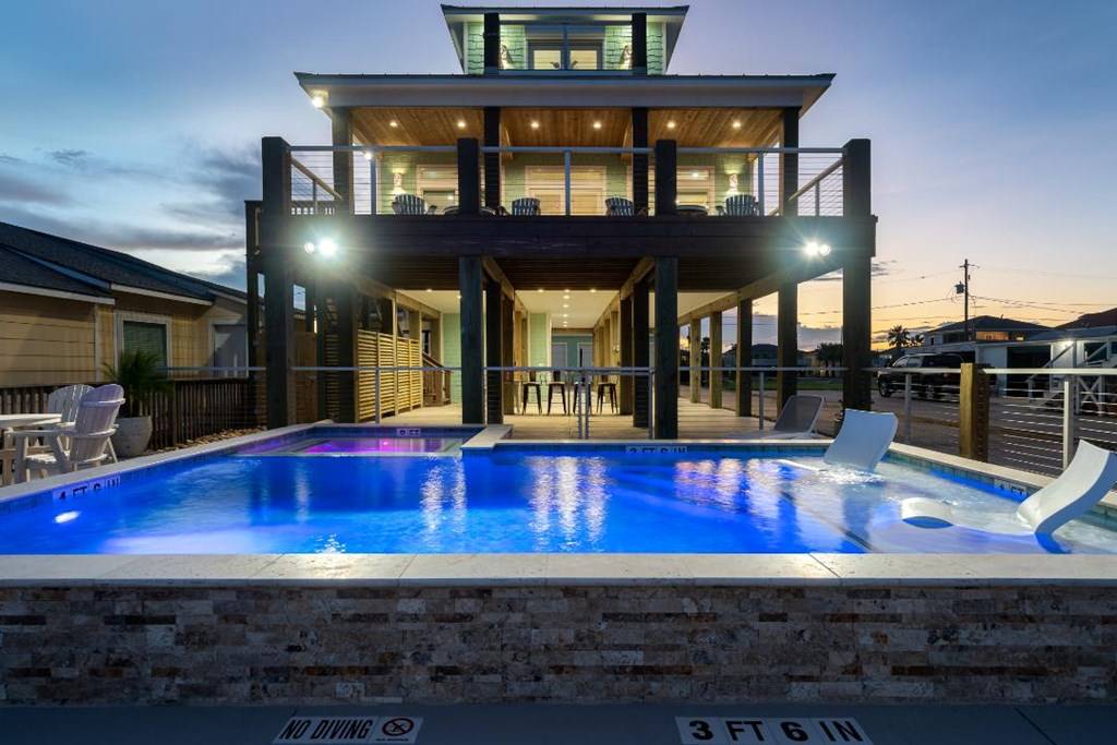 Rockport, TX 78382,1323 S Water St