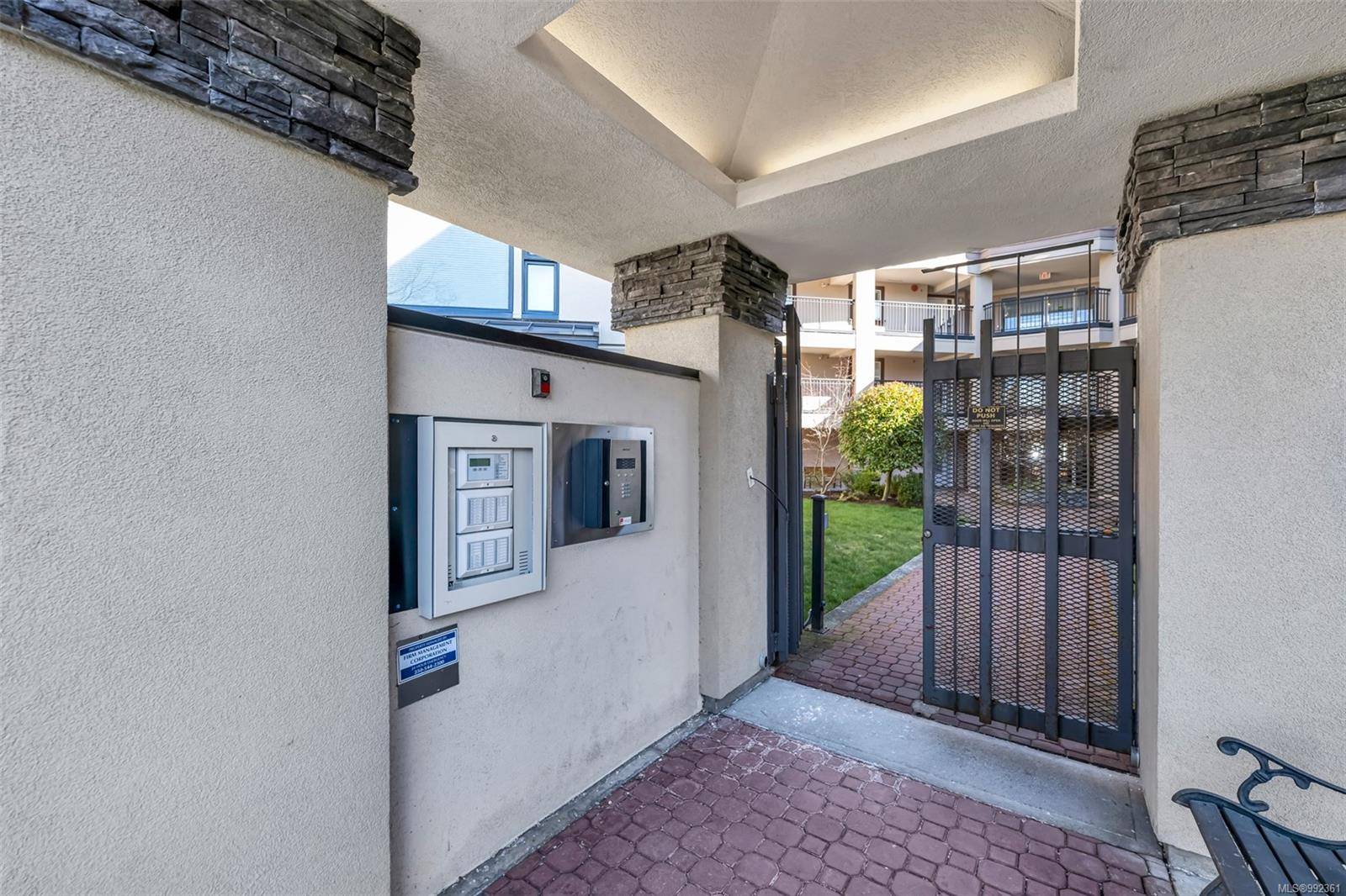 Saanich, BC V8N 6J5,3969 Shelbourne St #106