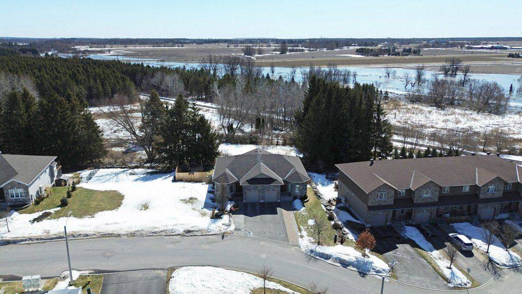 Carp - Huntley Ward, ON K0A 1L0,625 Meadowridge CIR