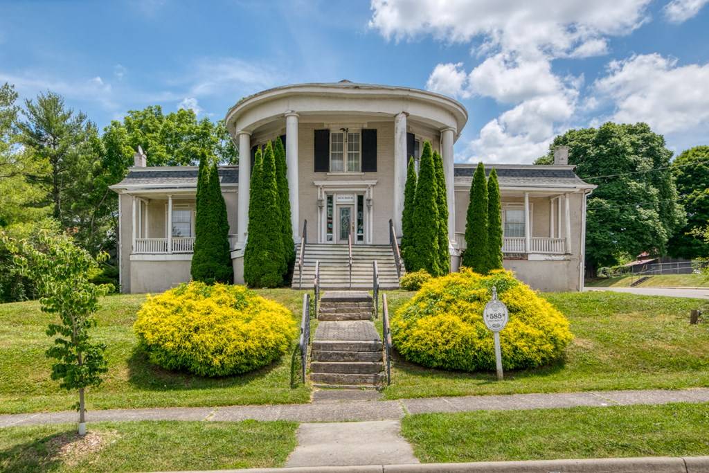 Wytheville, VA 24382,585 W Main St.