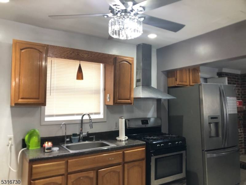 Roselle Boro, NJ 07203,319 White St