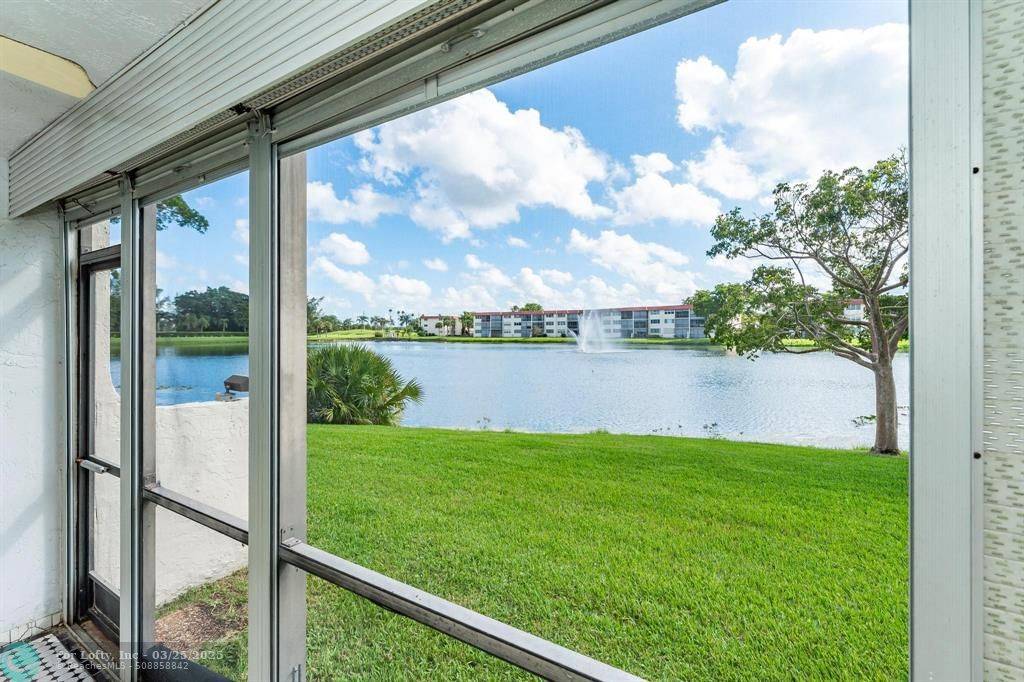 Pembroke Pines, FL 33025,9500 N Hollybrook Lake Dr  #109