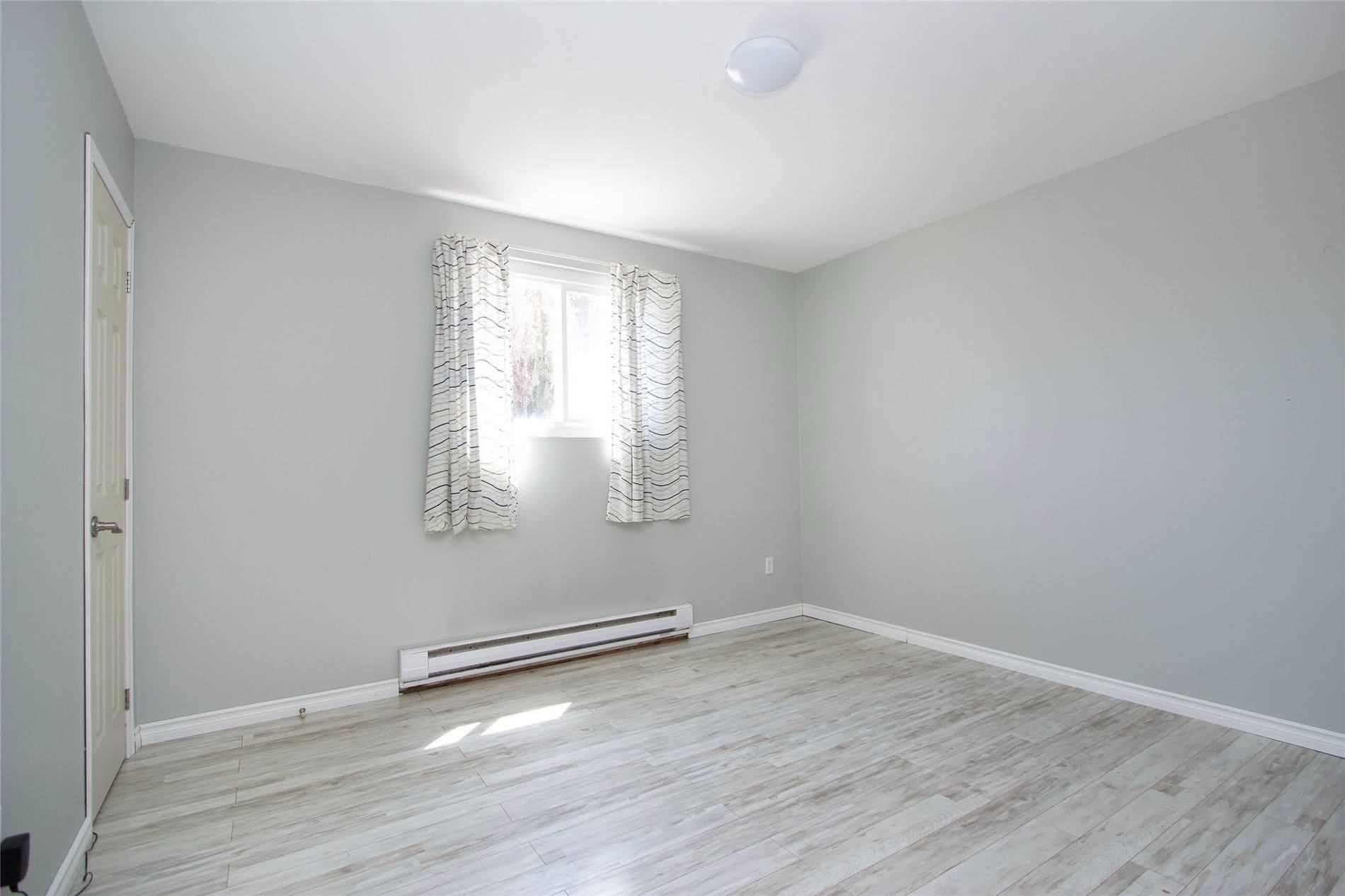 Oshawa, ON L1J 1K8,295 Dwight AVE E #2