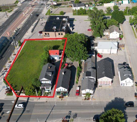 Newmarket, ON L3Y 3Y1,11 Main St (432/438 Davis) N/A E