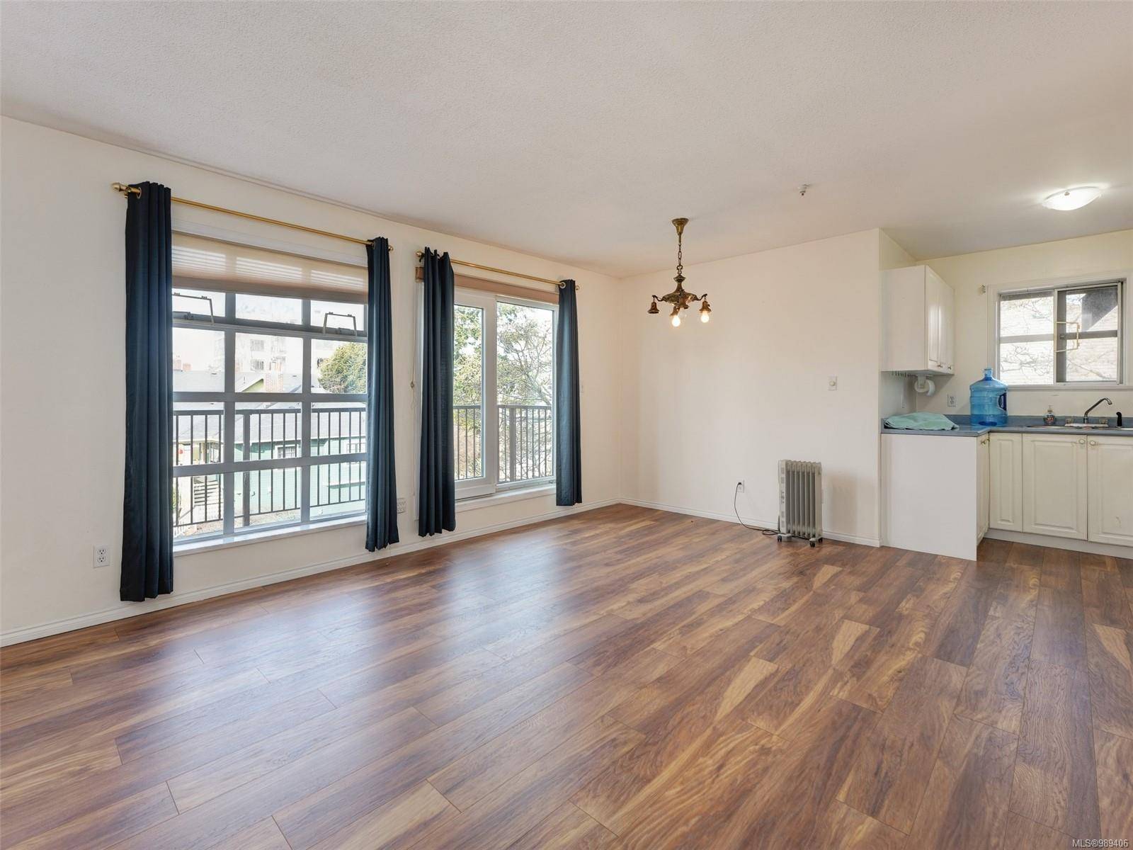 Victoria, BC V8V 3B5,1246 Fairfield Rd #402