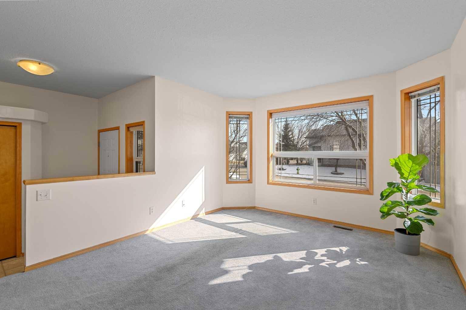 Calgary, AB T3K5N2,387 COVENTRY RD NE