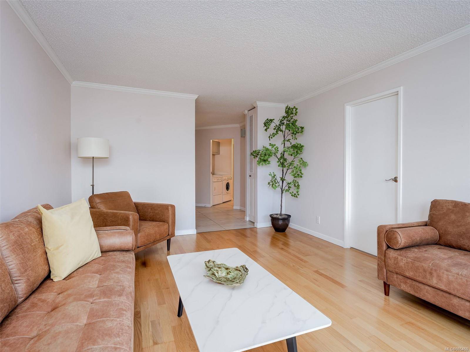 Oak Bay, BC V8S 5H2,1148 Goodwin St #203