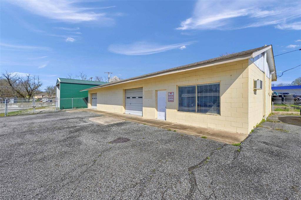 Bonham, TX 75418,1611 N Center Street
