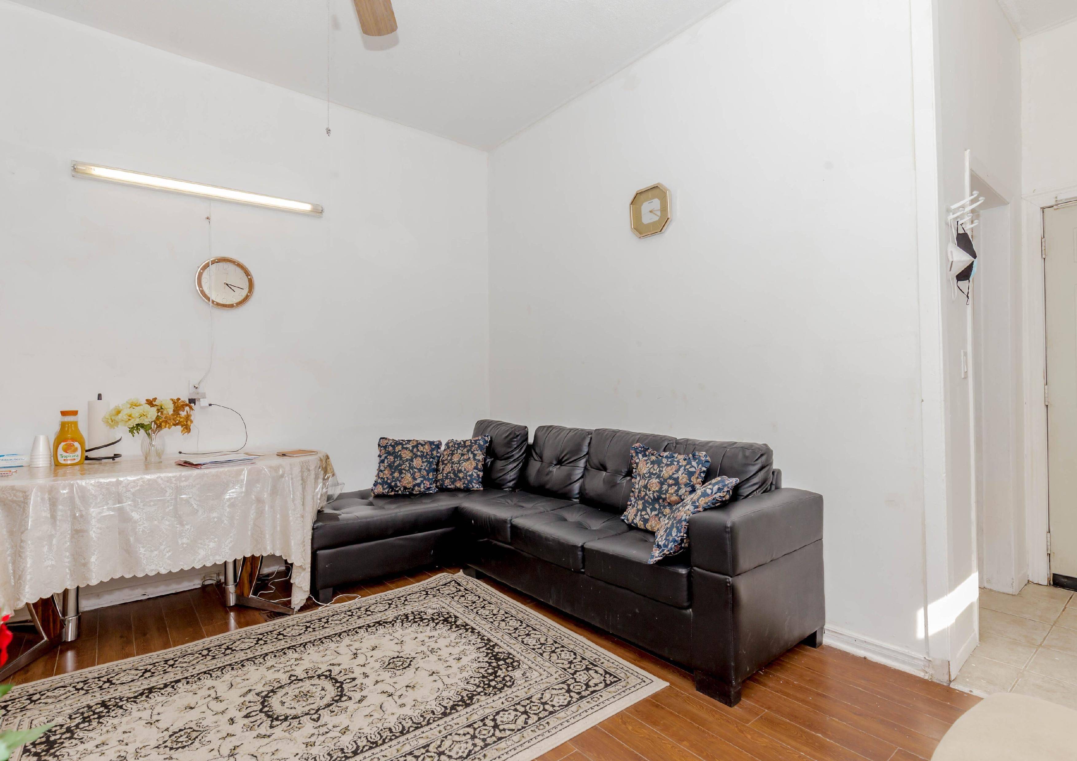 Hamilton, ON L8R 2W3,184 Queen ST N