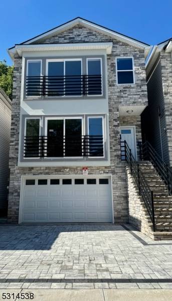 Newark City, NJ 07103,221 S 6th St 1st fl #2