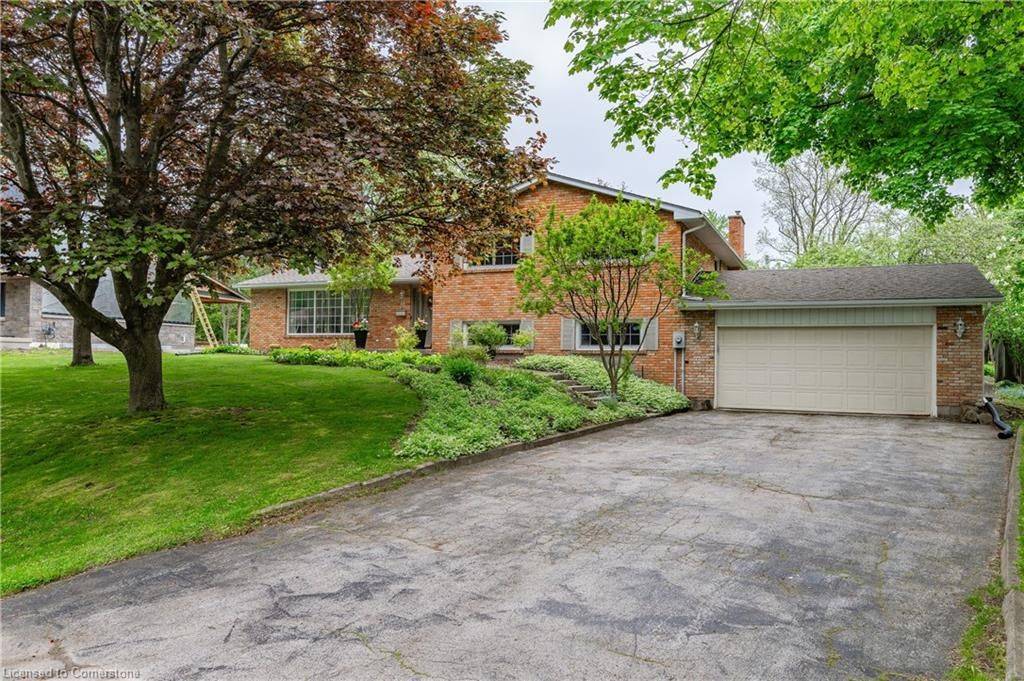 Hamilton, ON L8N 2Z7,11 COACHMAN CRES