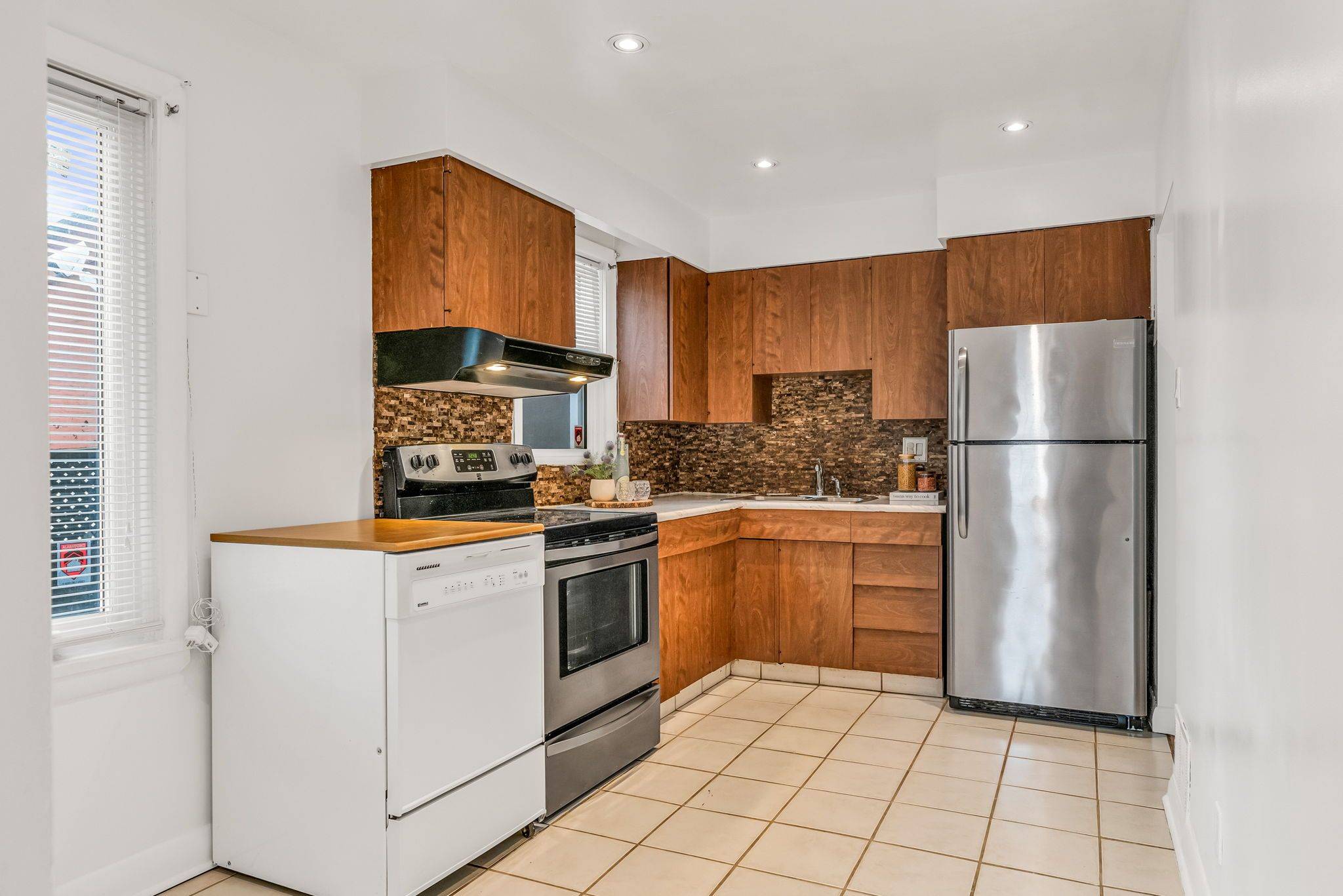 Toronto E04, ON M1P 1E3,20 Ashdean DR