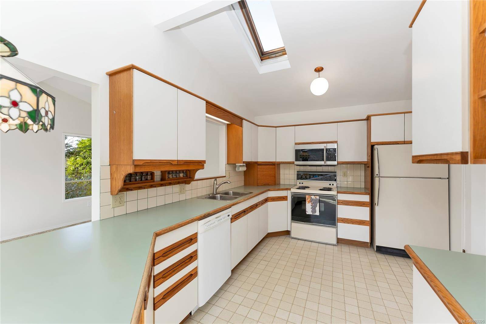Saanich, BC V8N 1P2,1691 Carnegie Cres