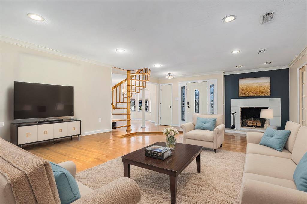 Arlington, TX 76012,2512 Oak Manor Court