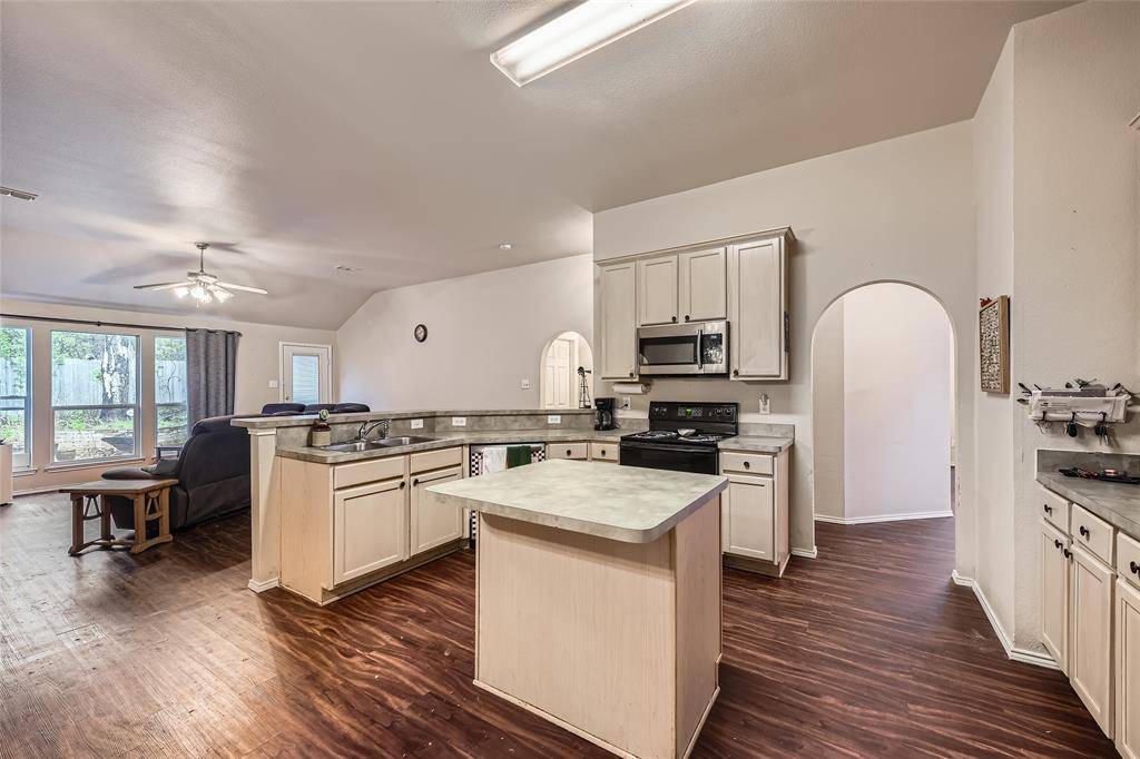 Burleson, TX 76028,1013 Hidden Lake Drive