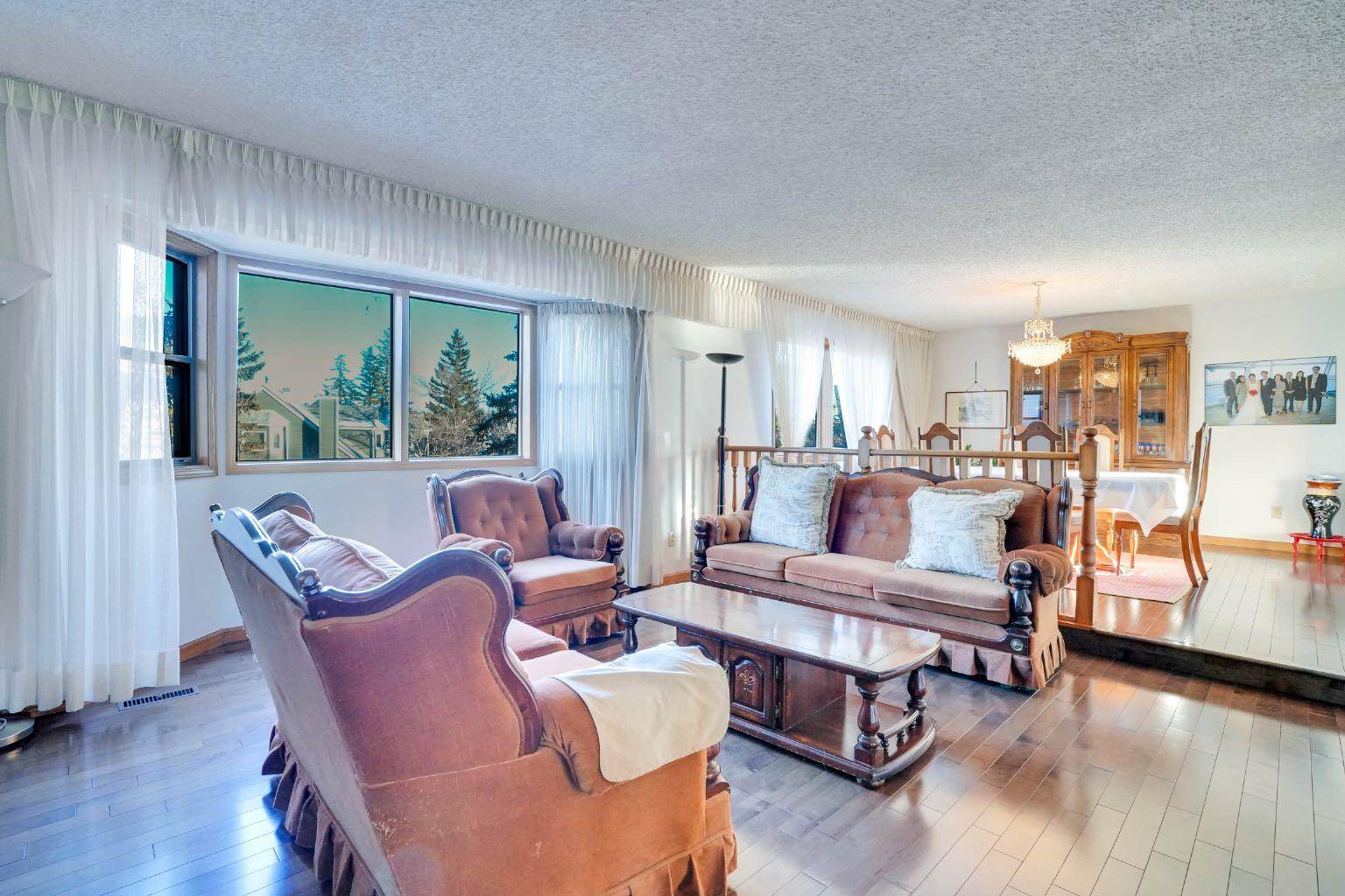 Calgary, AB T3A 4A8,343 Edgedale DR NW