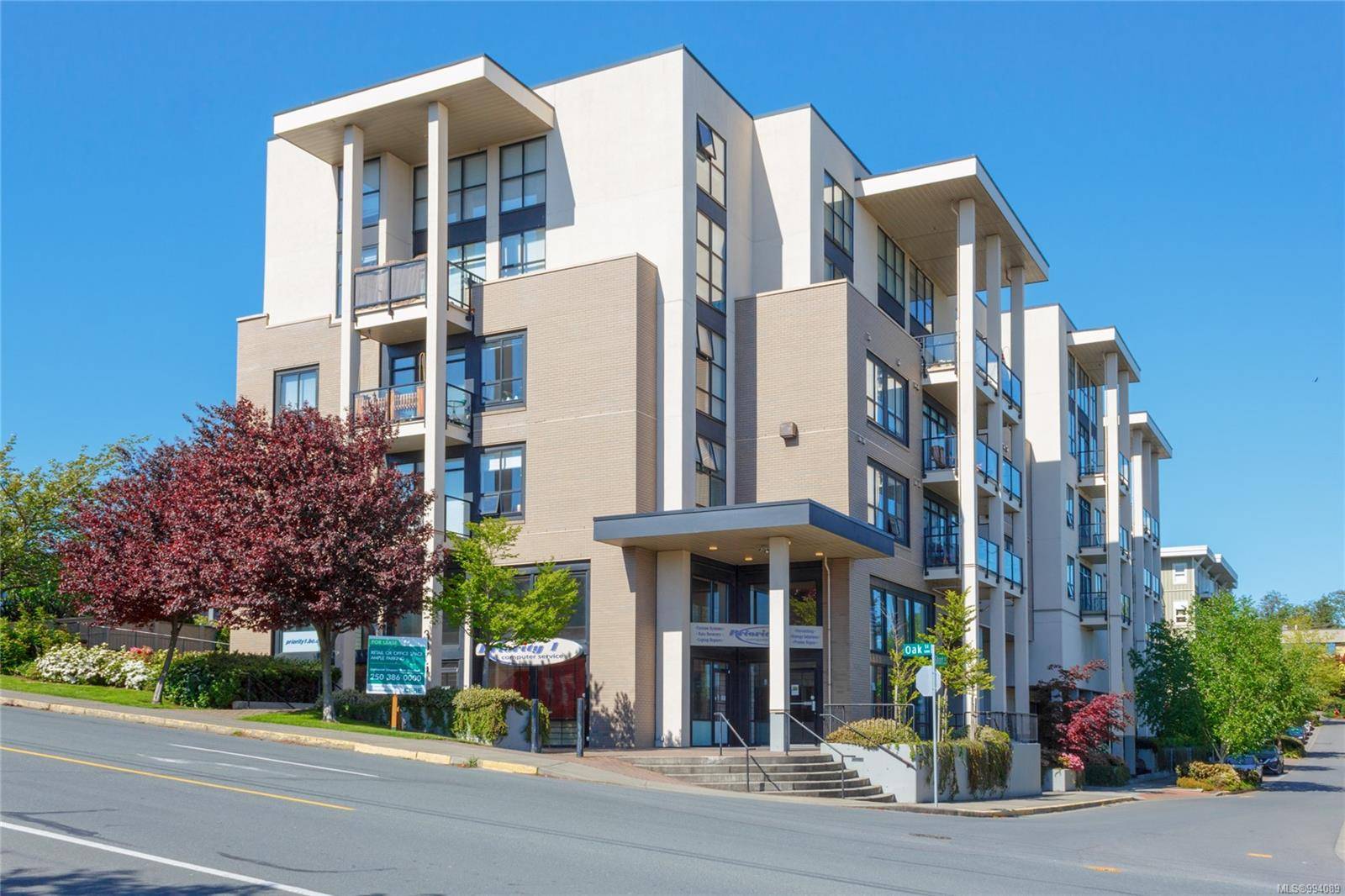 Saanich, BC V8X 2V5,820 Short St #208