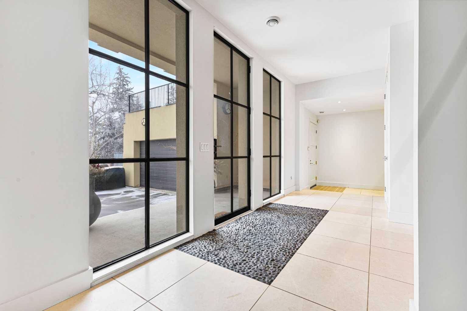 Calgary, AB T2T 2K5,1010 39 AVE SW