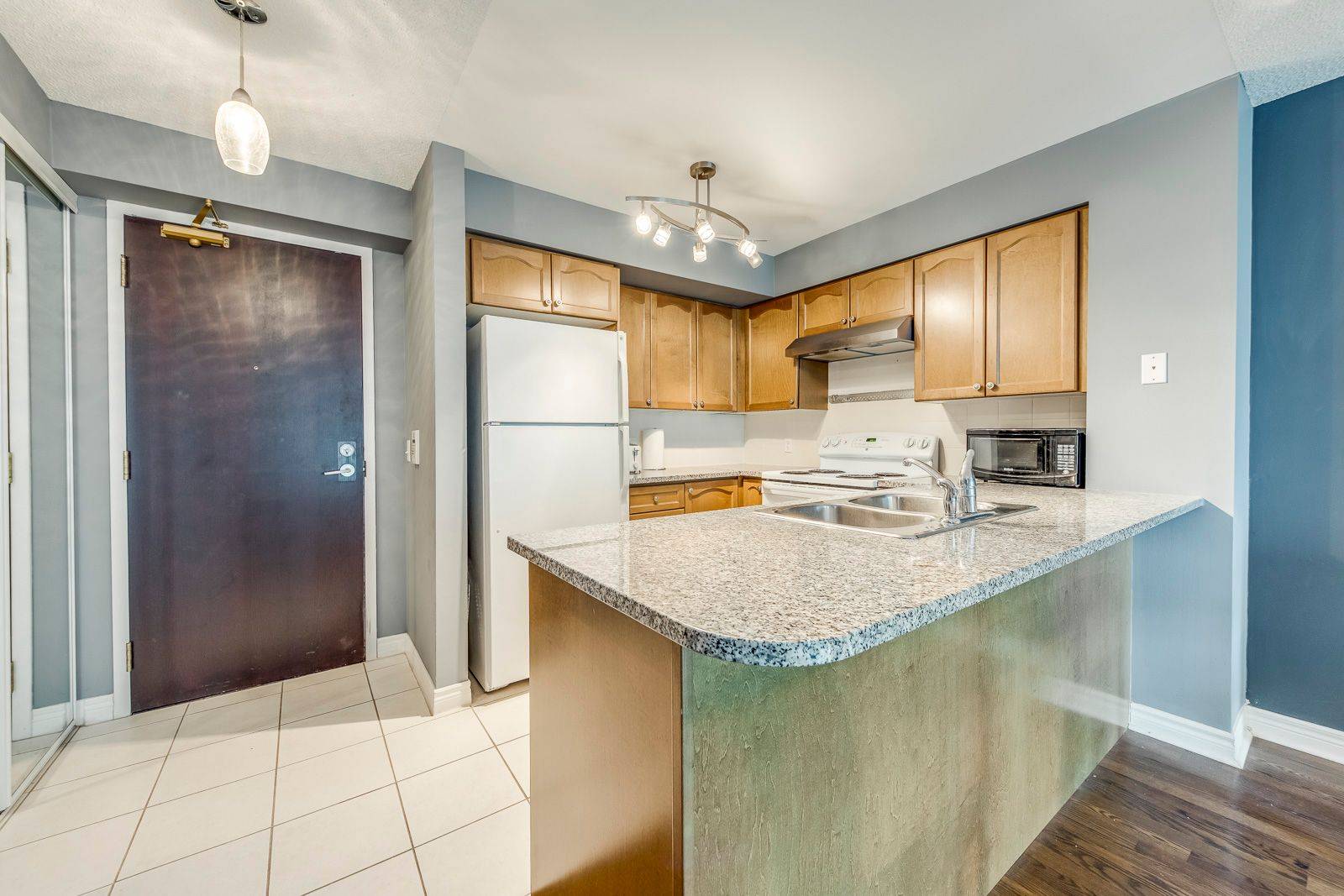 Toronto C01, ON M5J 3A2,51 Lower Simcoe ST #703