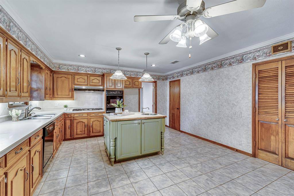 Waxahachie, TX 75165,529 N Grand Avenue
