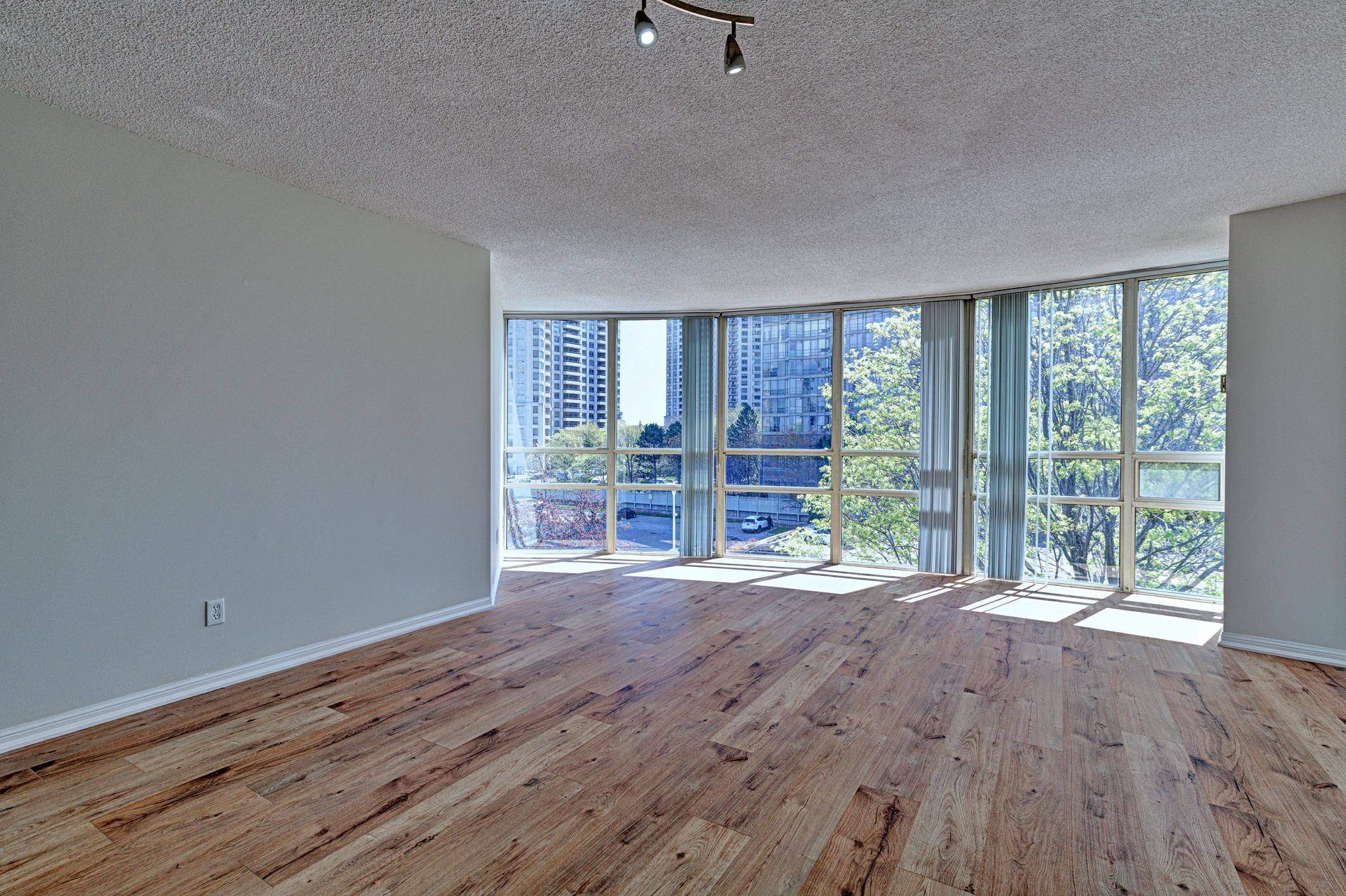 Mississauga, ON L5R 3P5,50 Eglinton AVE W #306