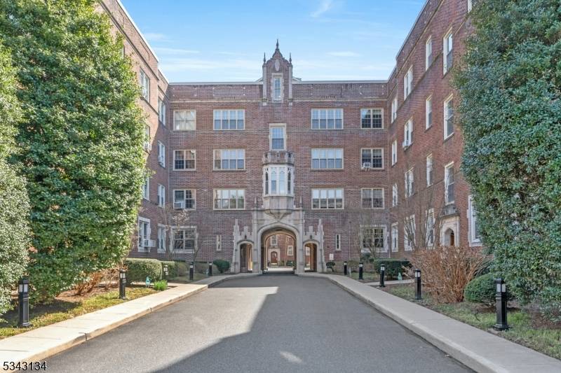 Summit City, NJ 07901,133 Summit Avenue #2