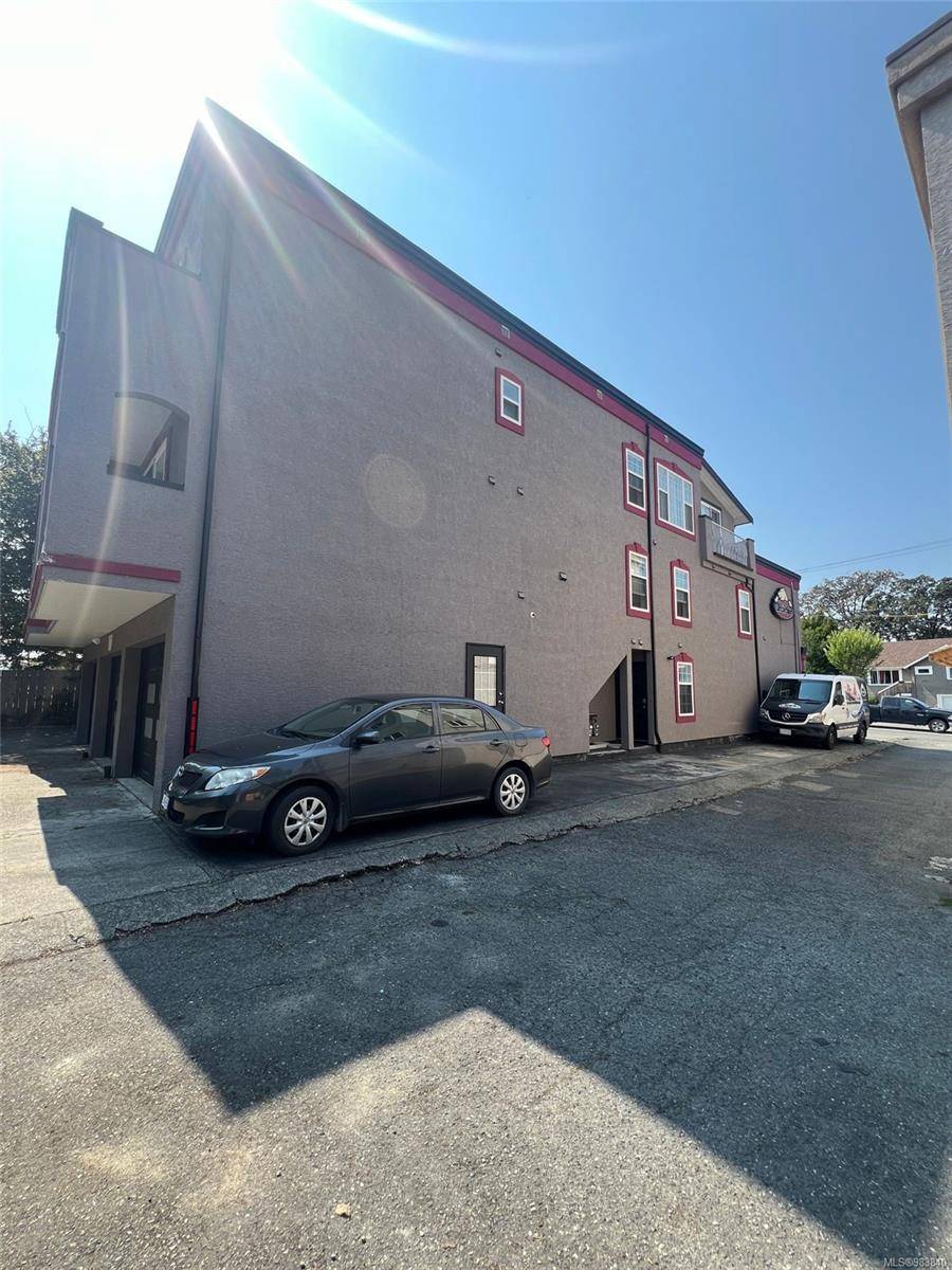 Victoria, BC V8X 1E9,3185 Quadra St