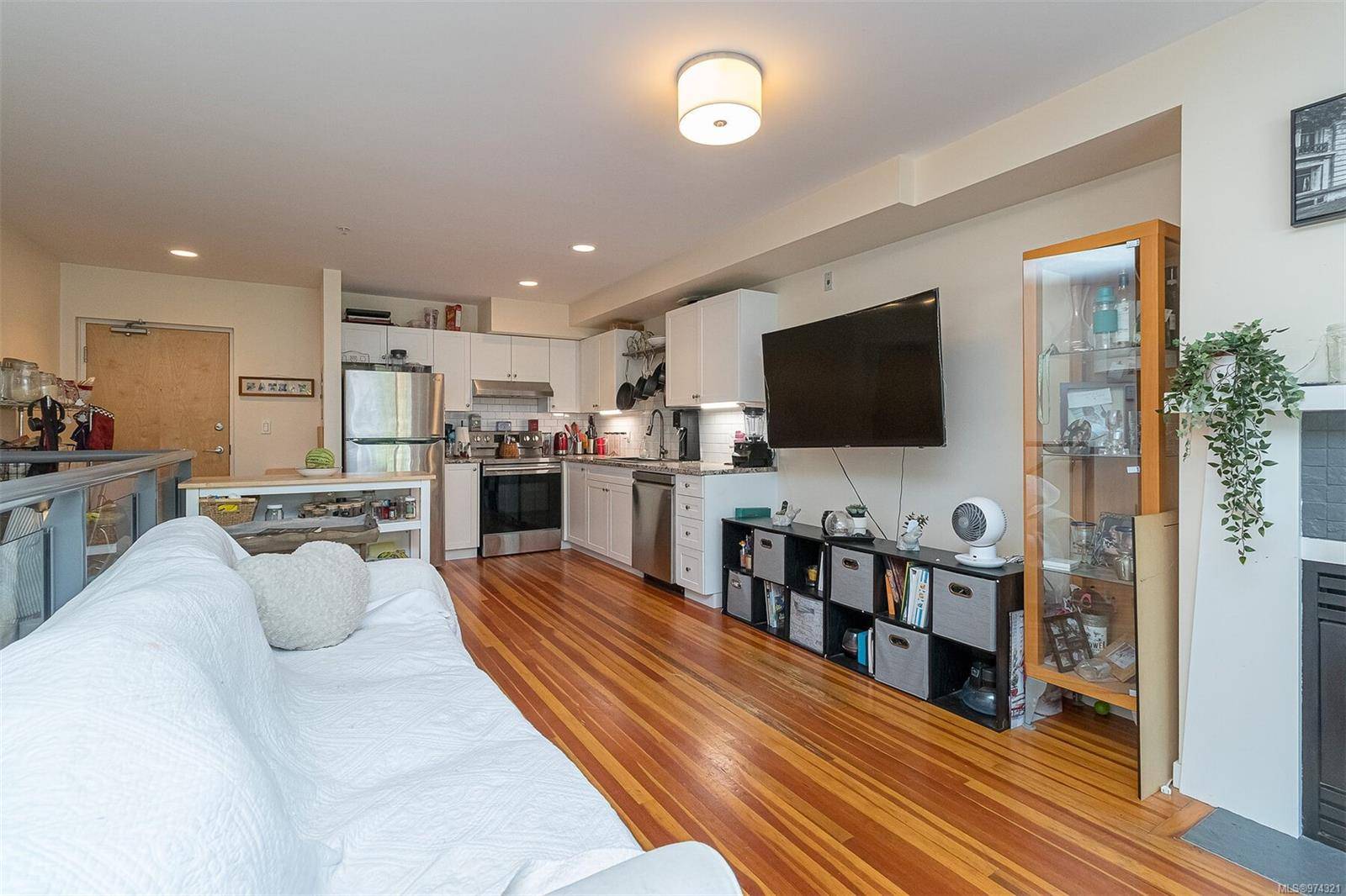 Victoria, BC V9A 7R2,821 Tyee Rd #3