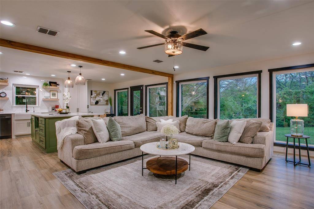 Arlington, TX 76010,957 Meadow Oaks Drive